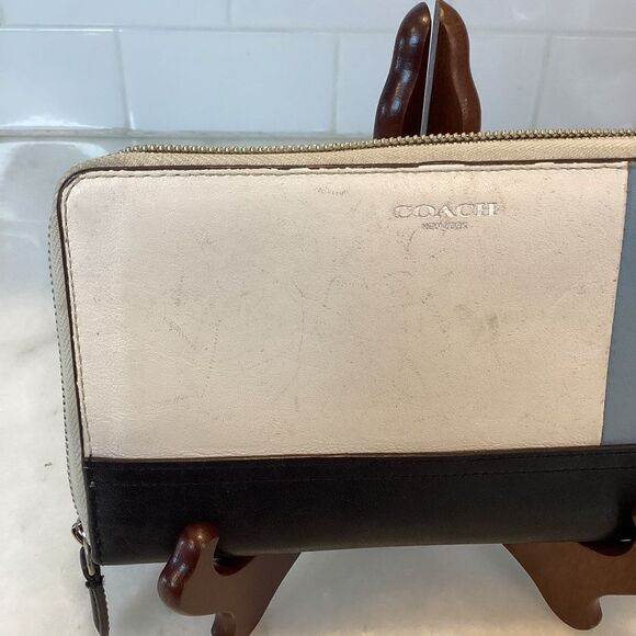 Coach Continental Color-Blocked  Full Sized Rehab Wallet - Picture 3 of 14